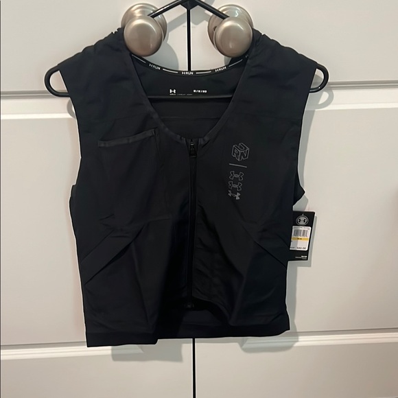 Women’s Under Armour Black Sleeveless Vest NWT - Picture 1 of 5